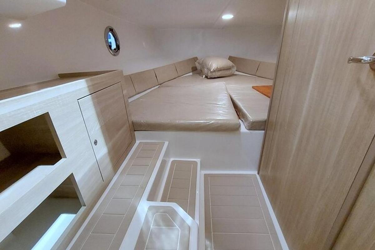 um pequeno quarto com uma cama em um barco