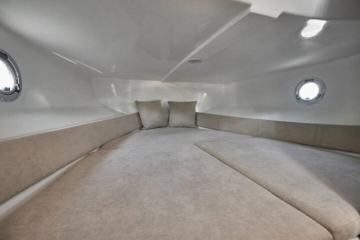 um pequeno quarto em um barco com duas janelas