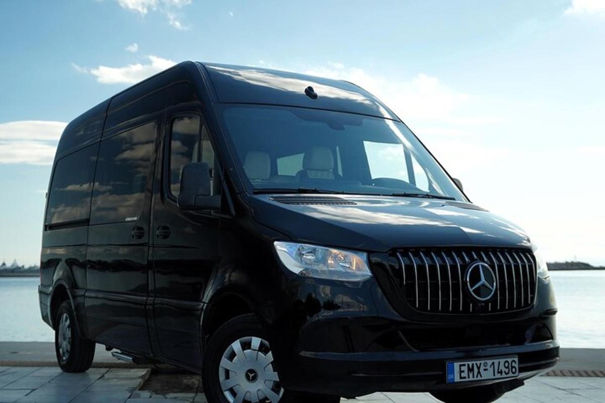 Una camioneta negra estacionada junto a un cuerpo de agua