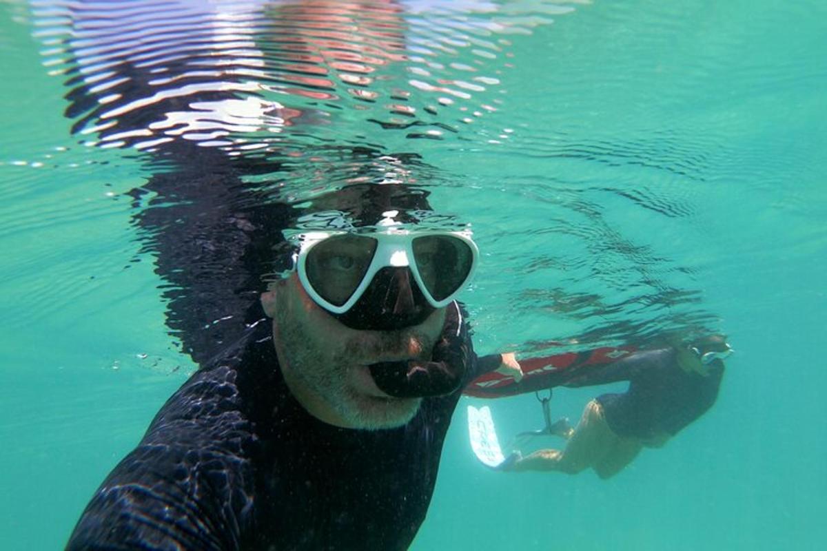 un uomo che nuota in acqua con un sub