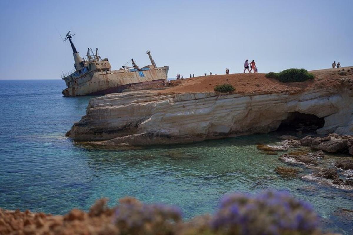 una barca seduta in cima a una scogliera nell'acqua
