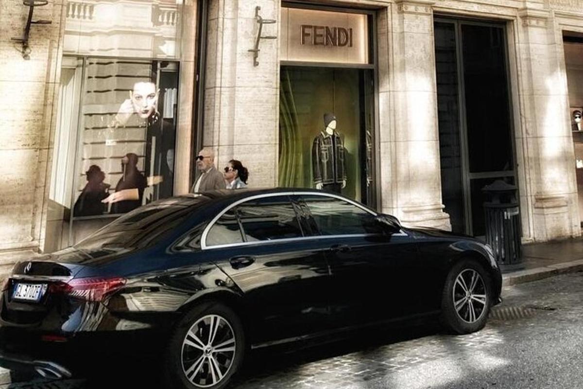 o mașină neagră parcată în fața unei clădiri