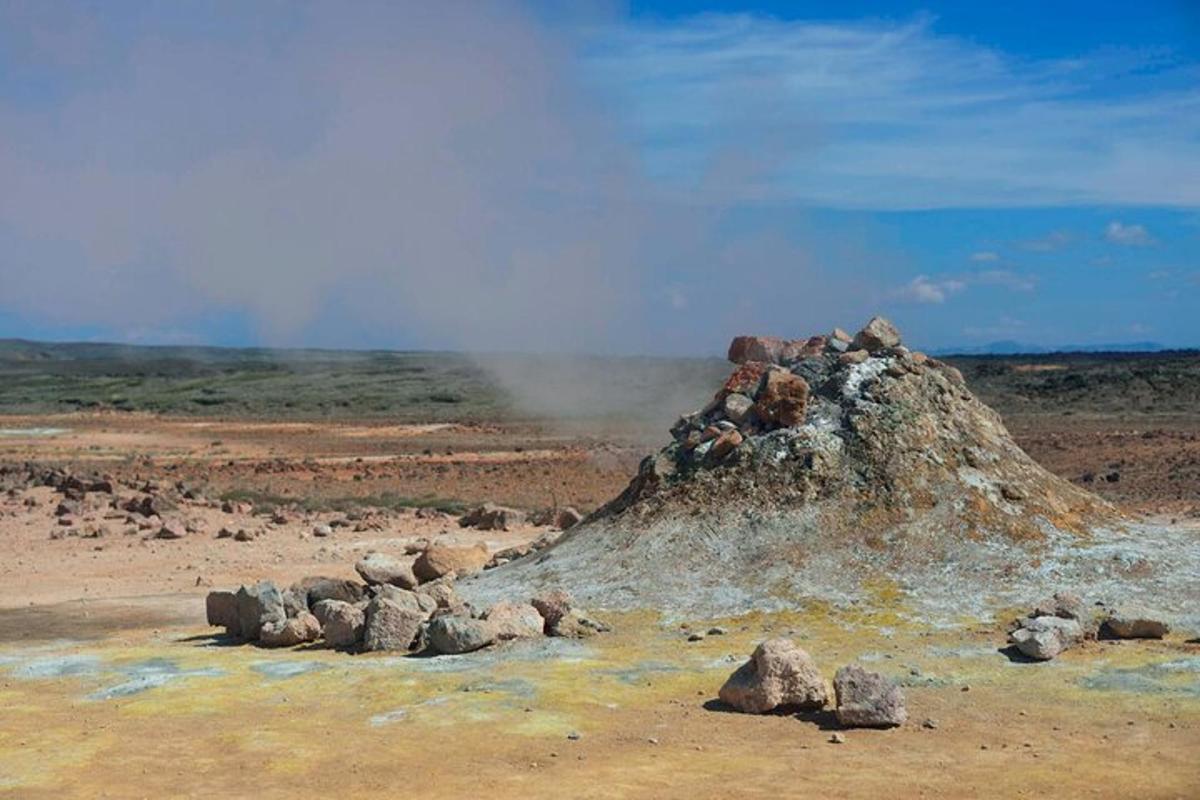 timbunan batu di tengah padang