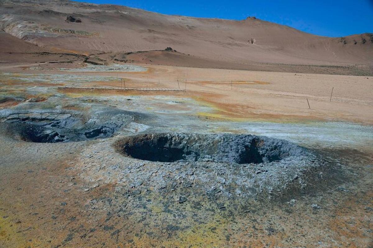 uma grande cratera no meio de um deserto