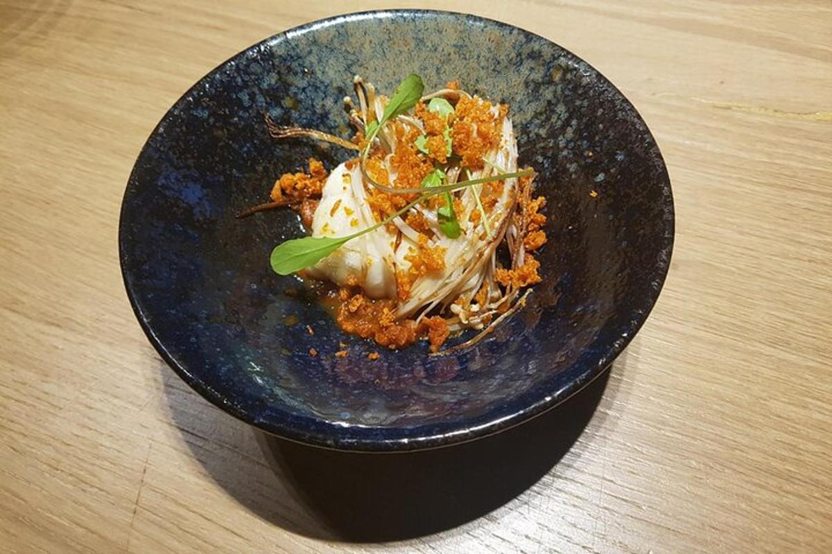 sepinggan makanan berwarna biru di atas meja