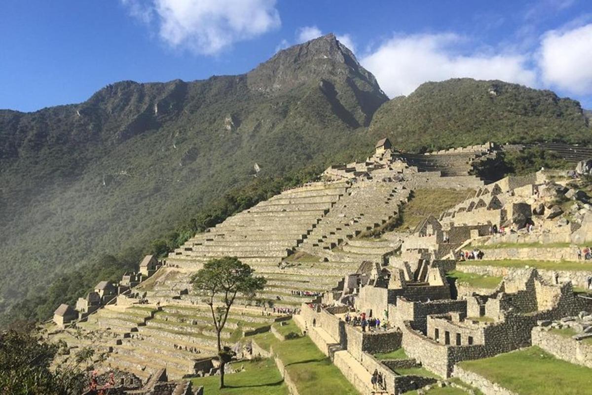 Una ciudad antigua en una colina con una montaña al fondo