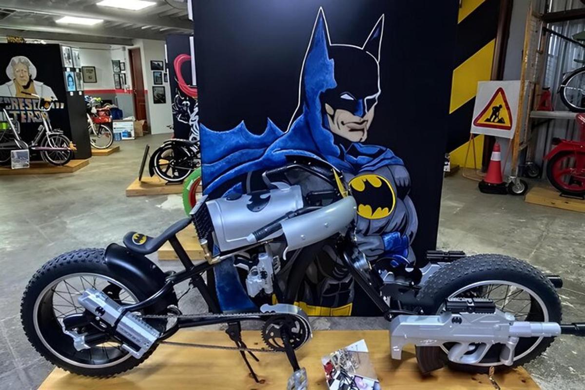 Betmeno motociklas, pastatytas šalia ženklo