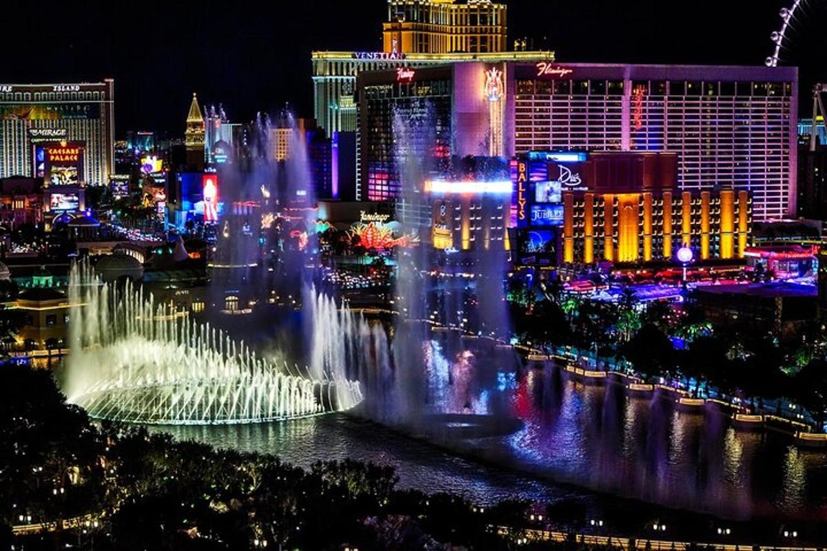 una fontana d'acqua nel mezzo di una città di notte