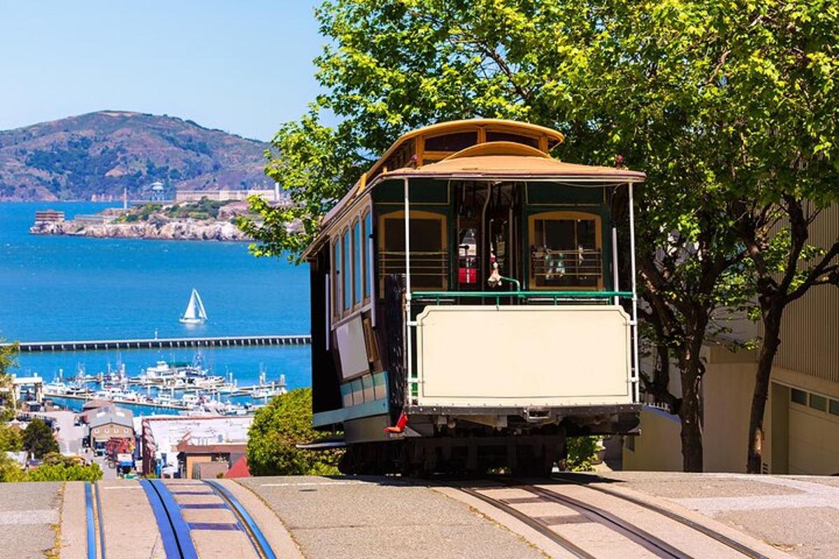 tramvaj, ki stoji na tirih ob vodi