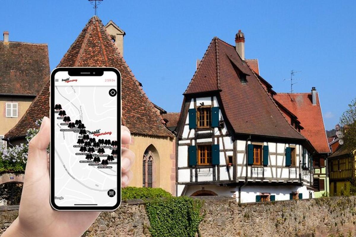 eine Person, die vor einem Haus ein Mobiltelefon hochhält