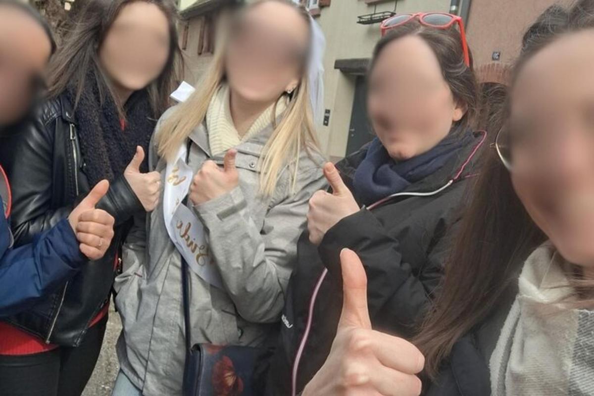 um grupo de pessoas dando sinal de positivo