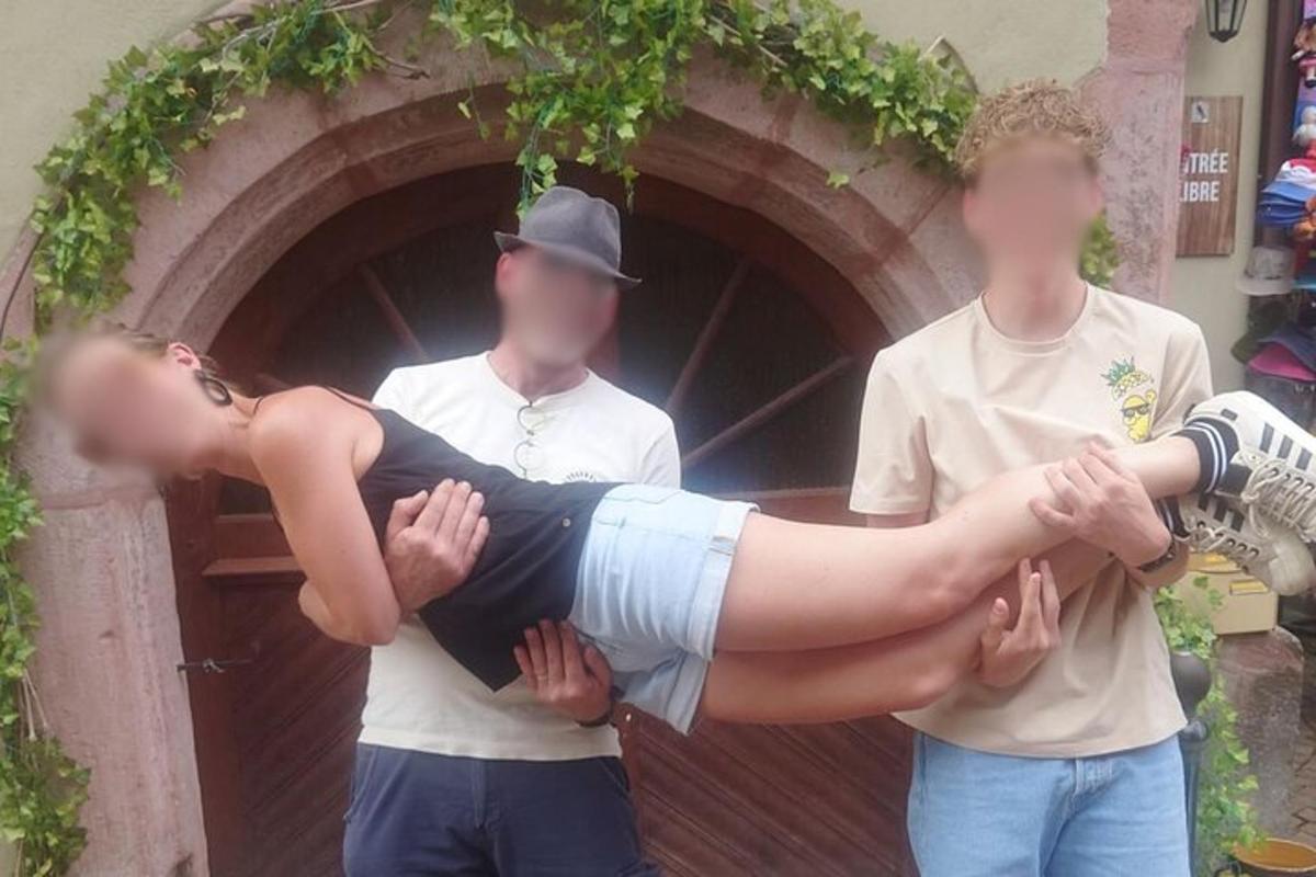 eine Frau, die vor zwei Männern auf dem Rücken liegt