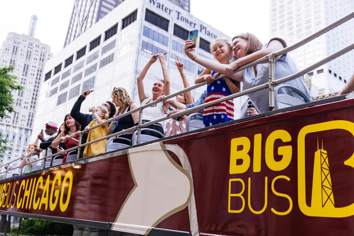 sekumpulan orang yang menaiki bas