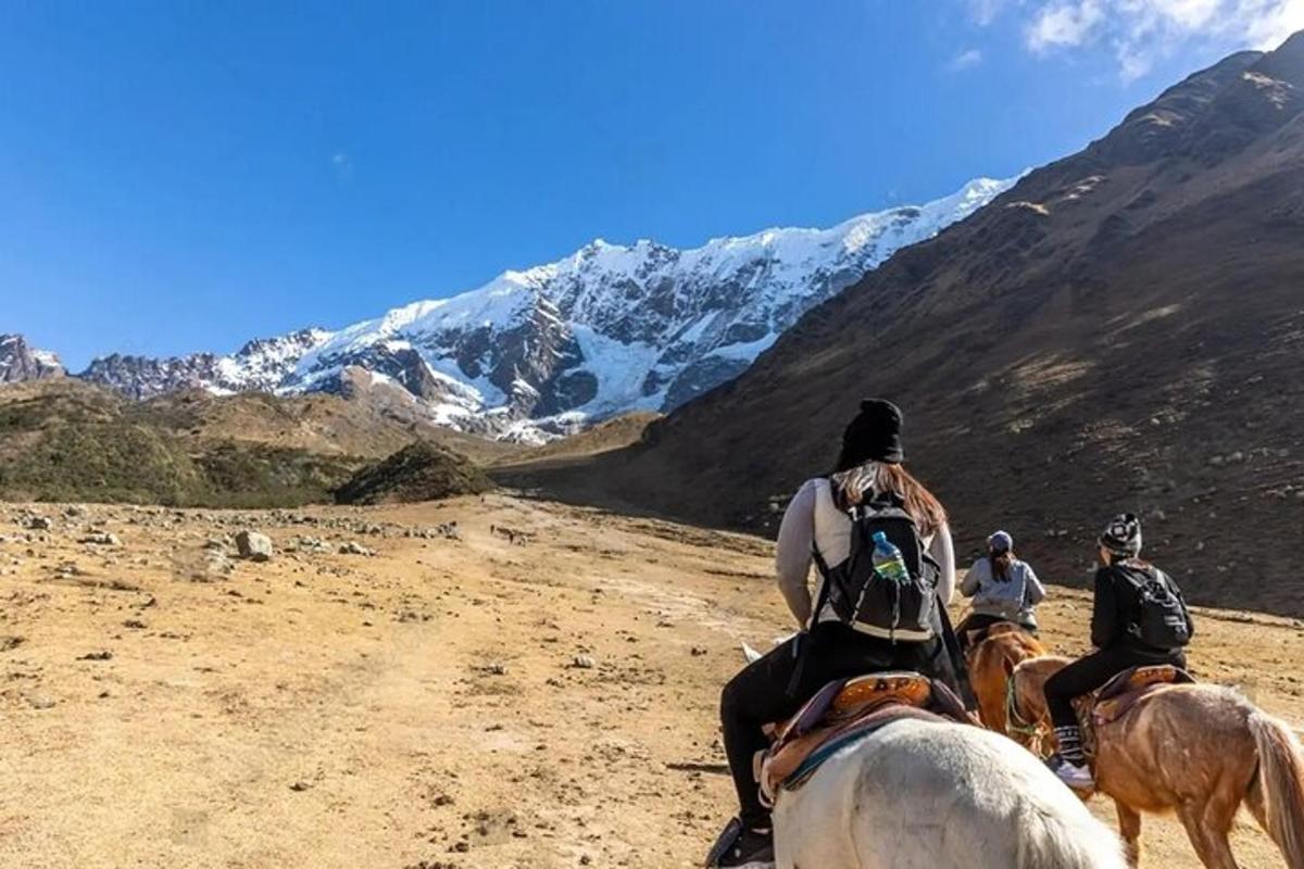 um grupo de pessoas andando a cavalo nas montanhas