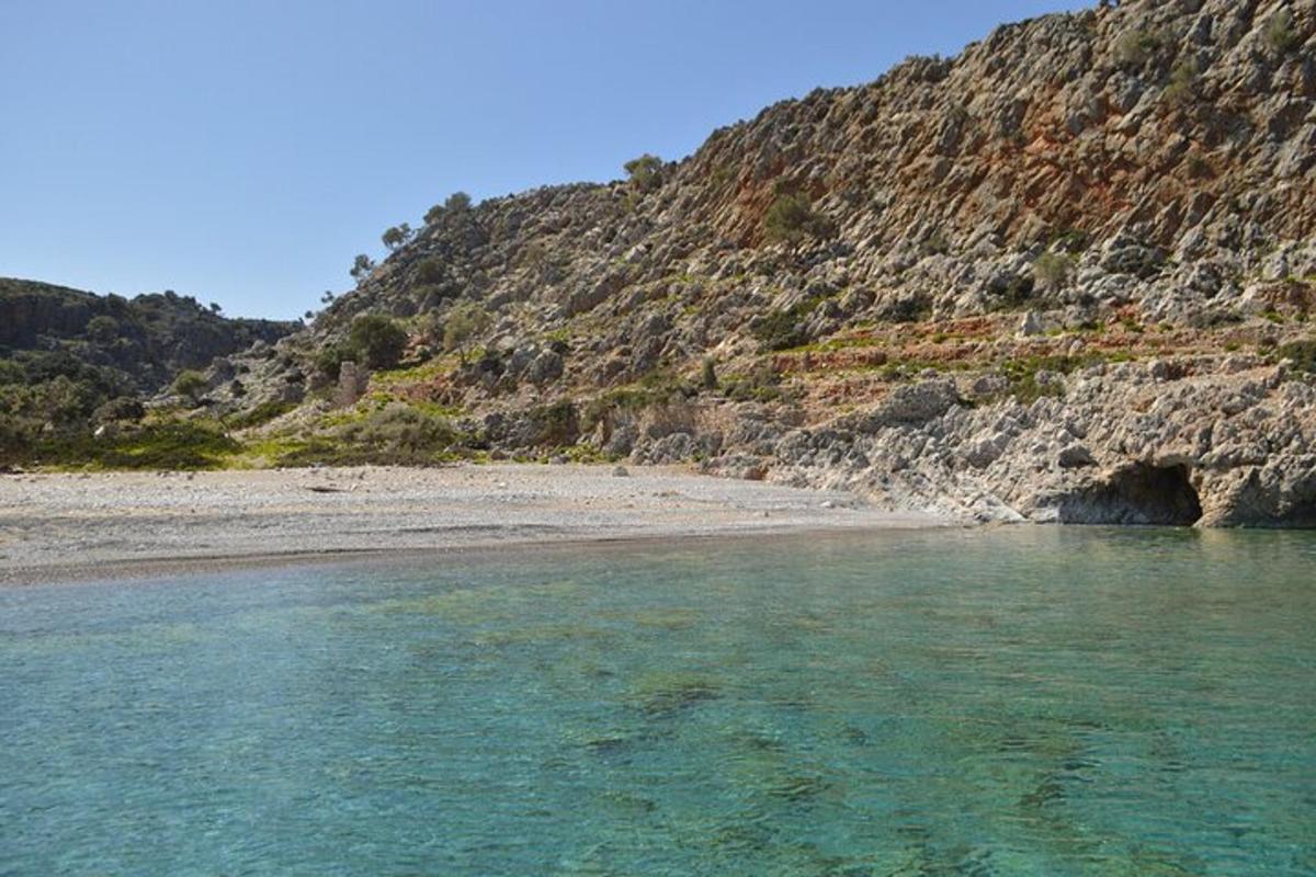 plaža ob gori z modro vodo