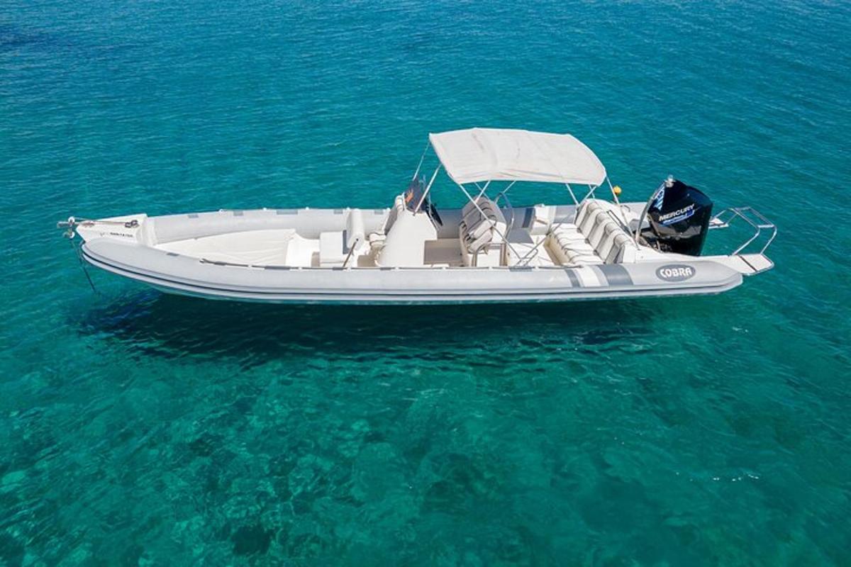 um barco branco no meio da água