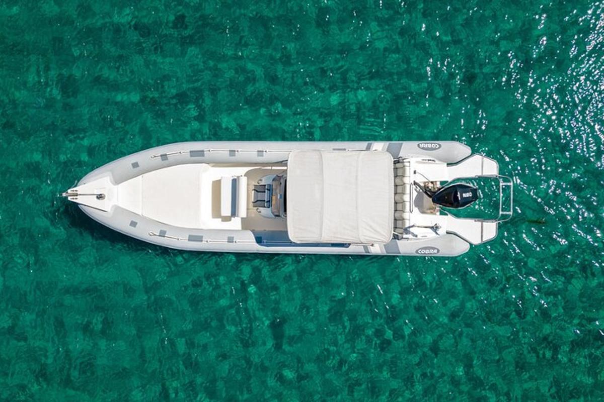 uma visão aérea de um barco na água