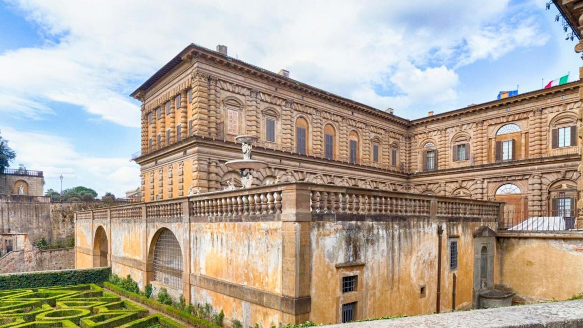 Un gran edificio de ladrillo con un arco en el frente.