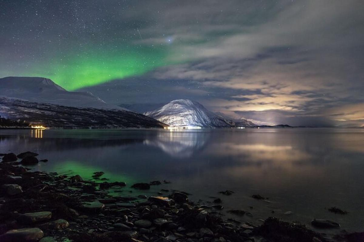 una aurora sobre una massa d'aigua a la nit