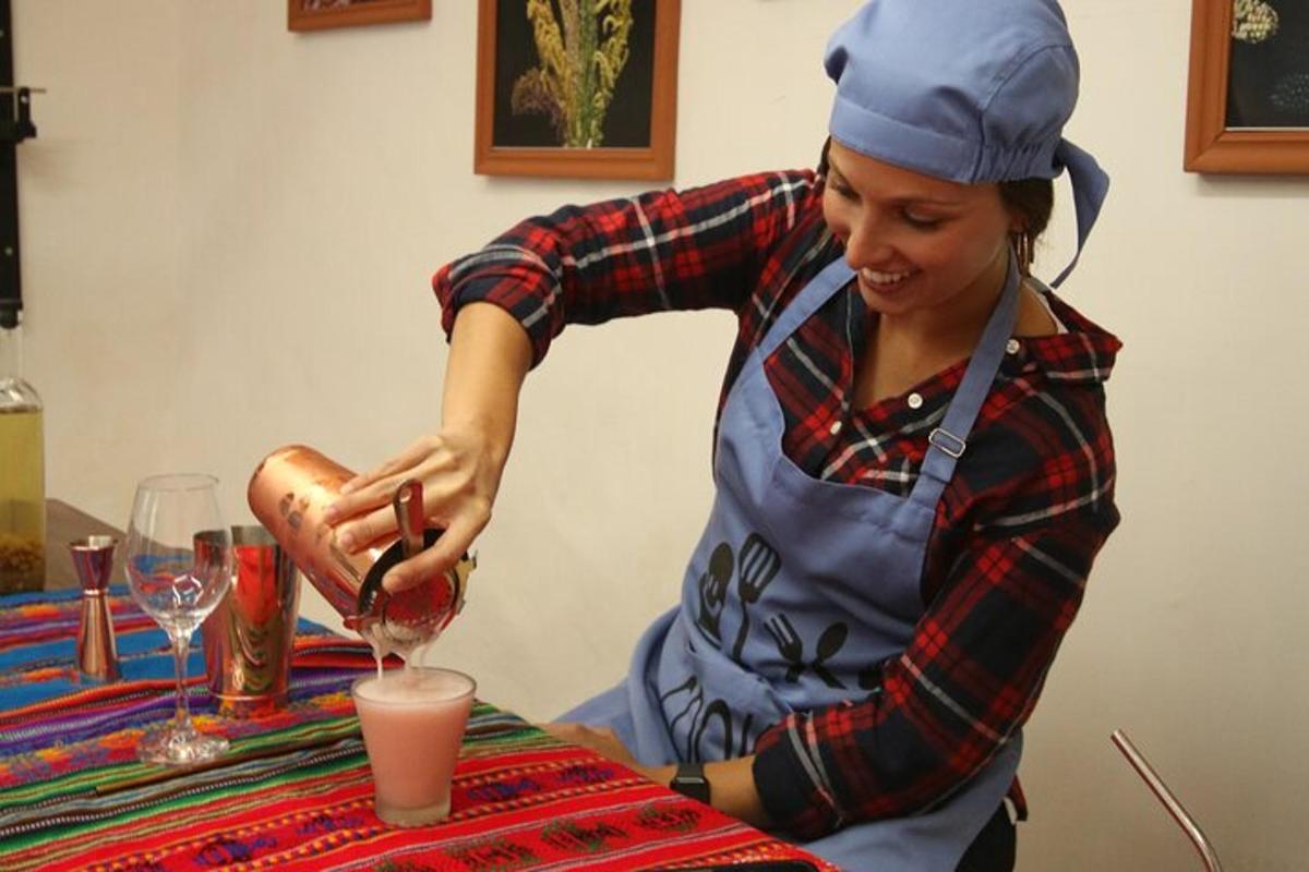 Žena v klobouku si vaří nápoj