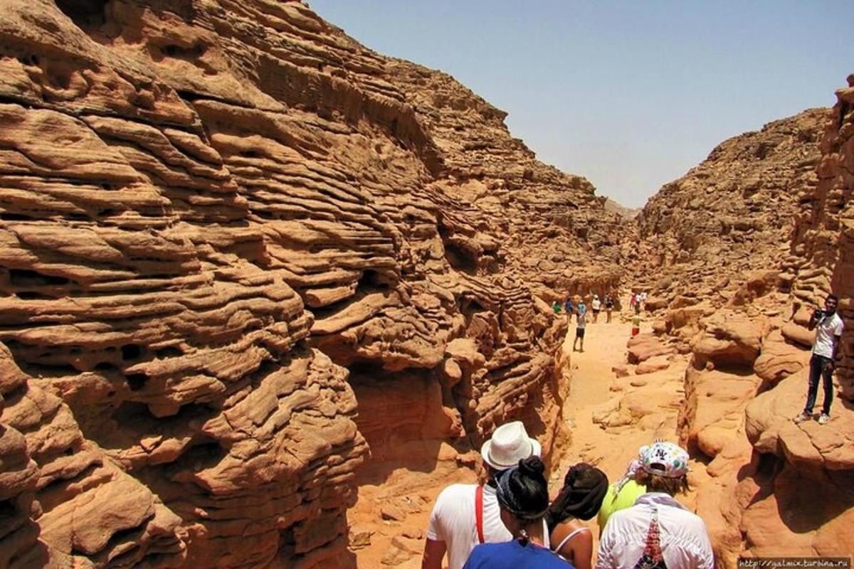 un gruppo di persone che camminano attraverso un canyon
