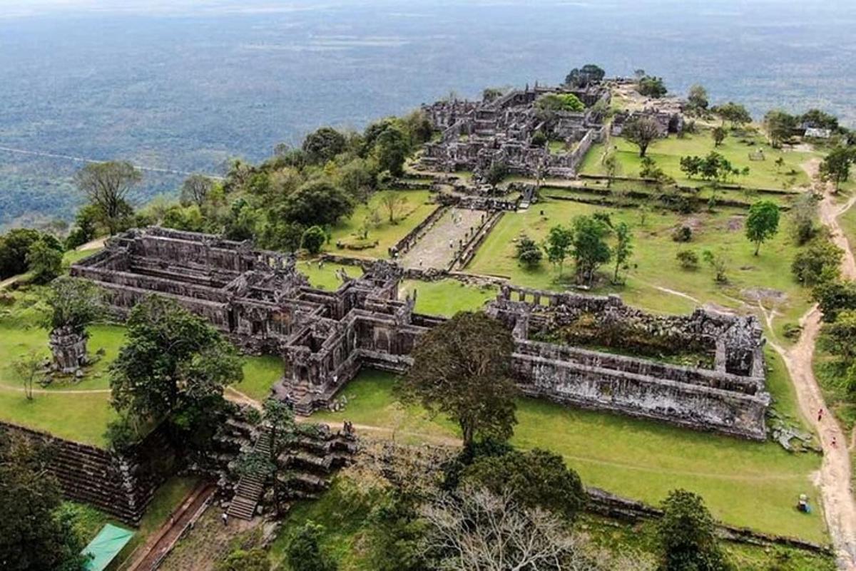 vista aèria d'un edifici antic dalt d'un turó