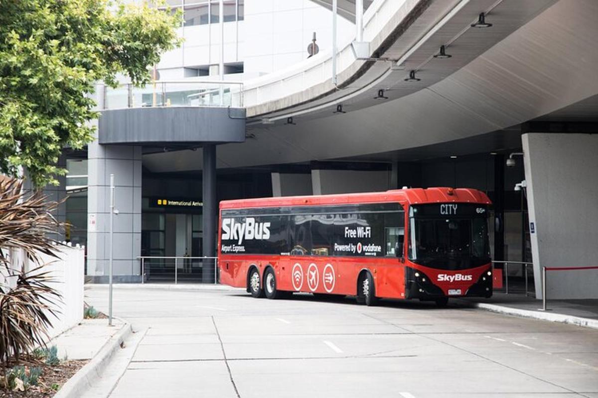 červený autobus zaparkovaný před budovou