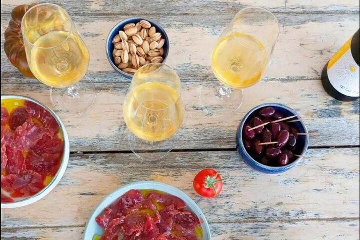 un tavolo con ciotole di cibo e bicchieri di succo