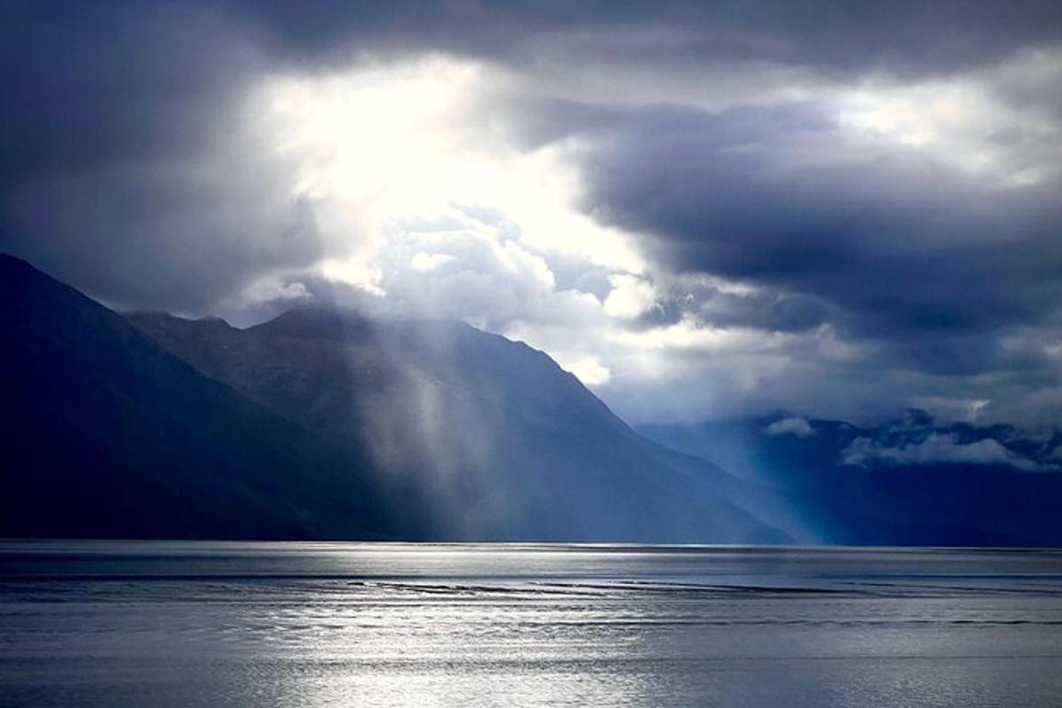 un cel tempestuós sobre una massa d'aigua