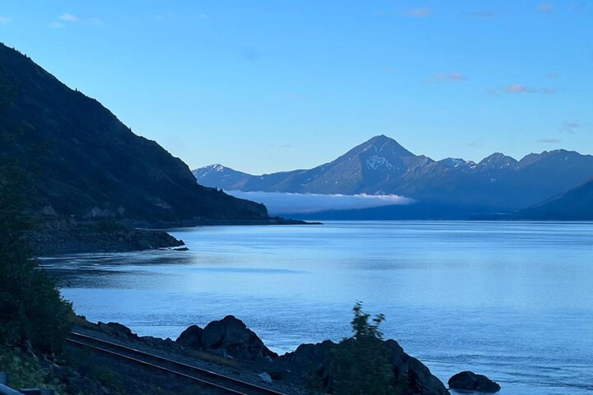 una vista di un grande specchio d'acqua con montagne