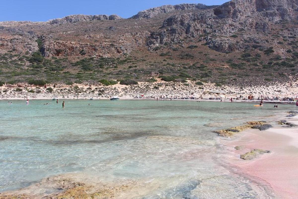 pantai dengan sekumpulan orang di dalam air