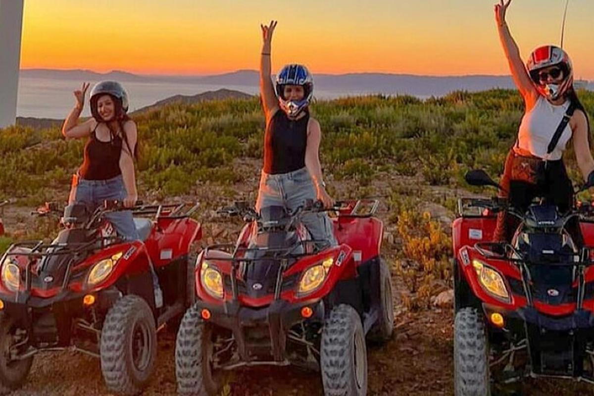 due donne sono in piedi su dei quad su una montagna
