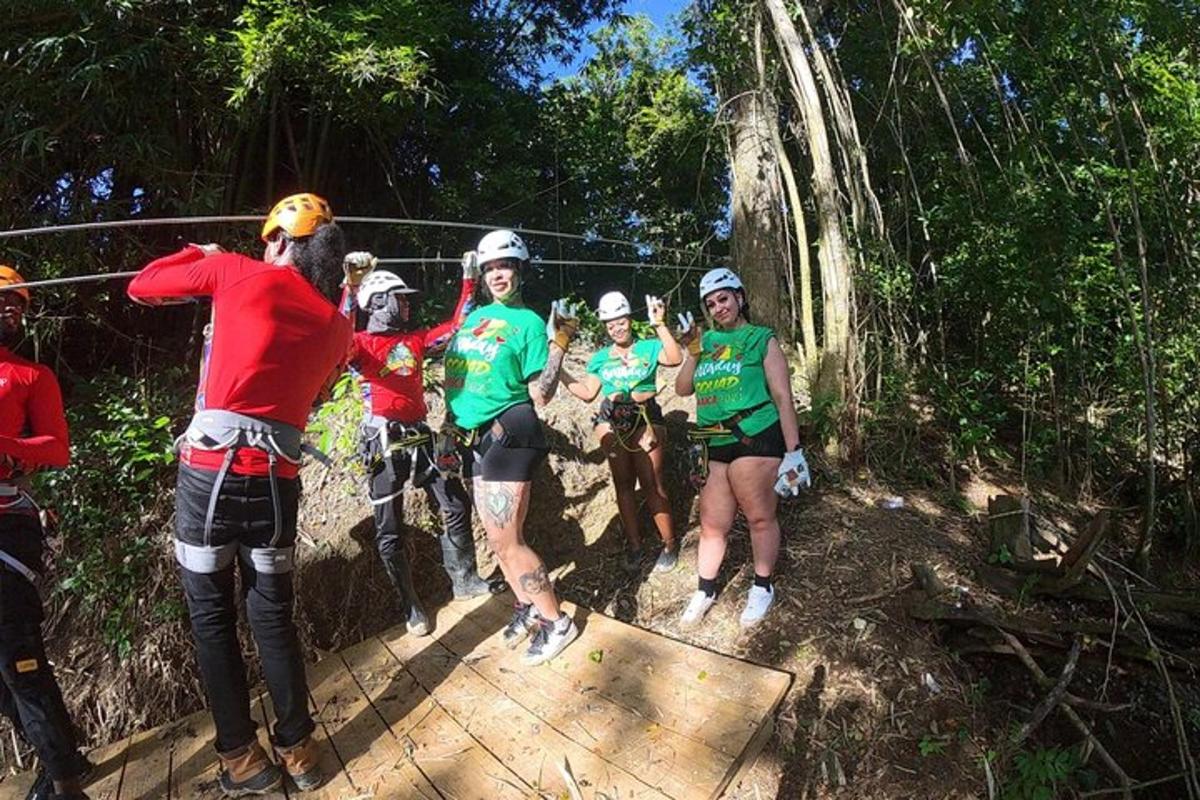 skupina lidí pózujících pro fotografii na zipline