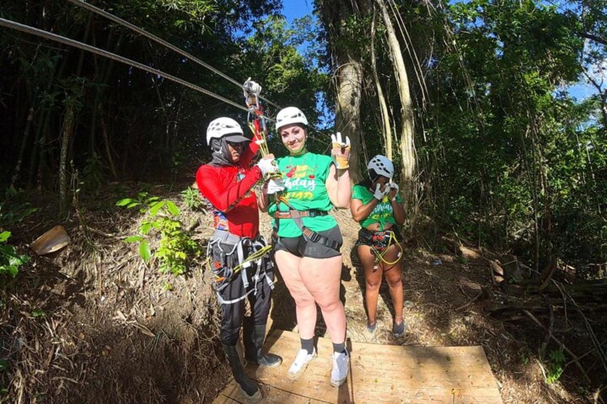 dva lidé na zip line v džungli