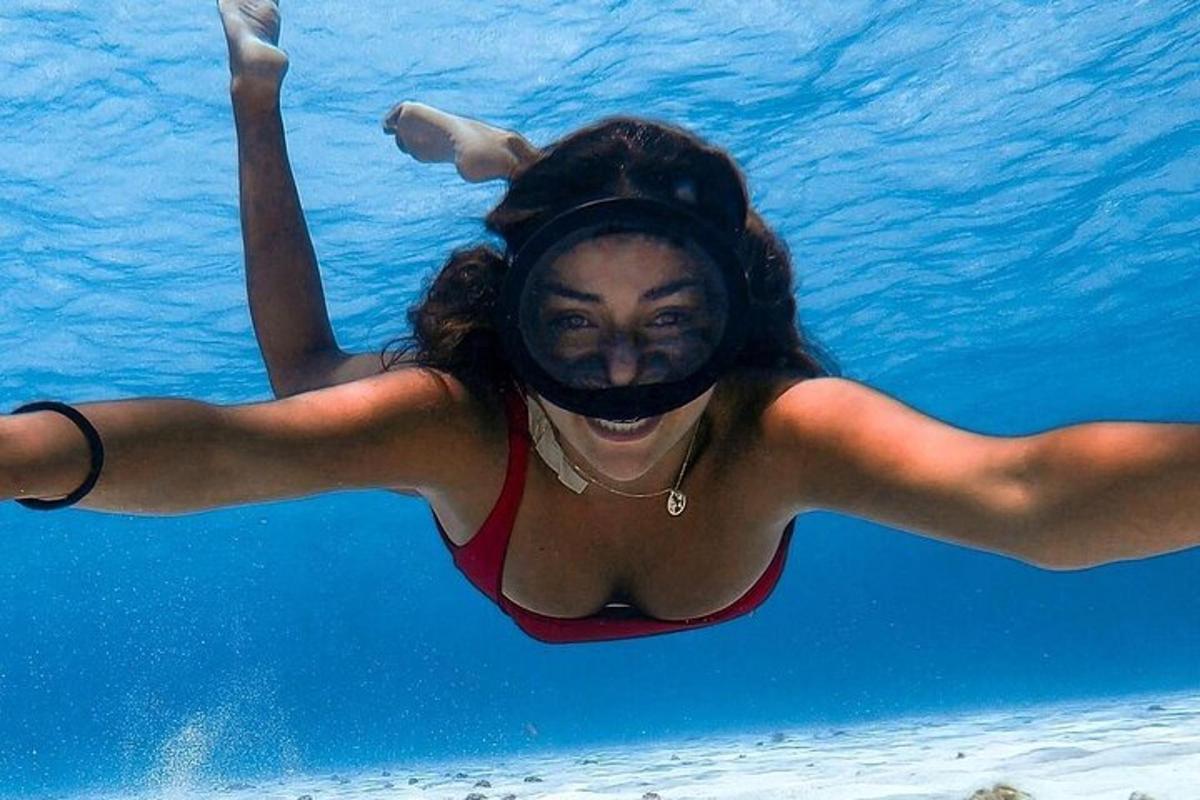 Una mujer nadando en el agua con una máscara puesta