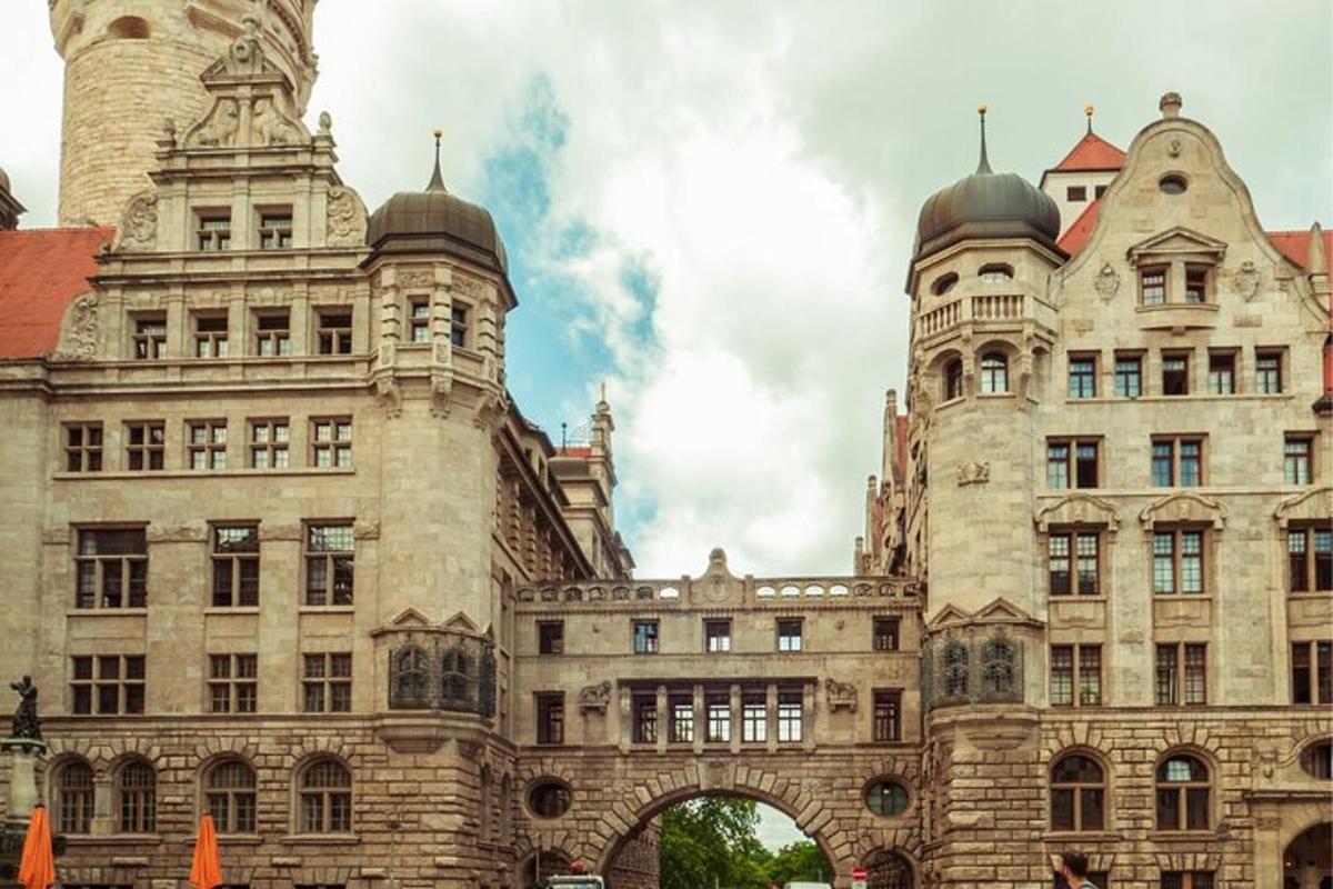 un vecchio edificio con un arco di fronte