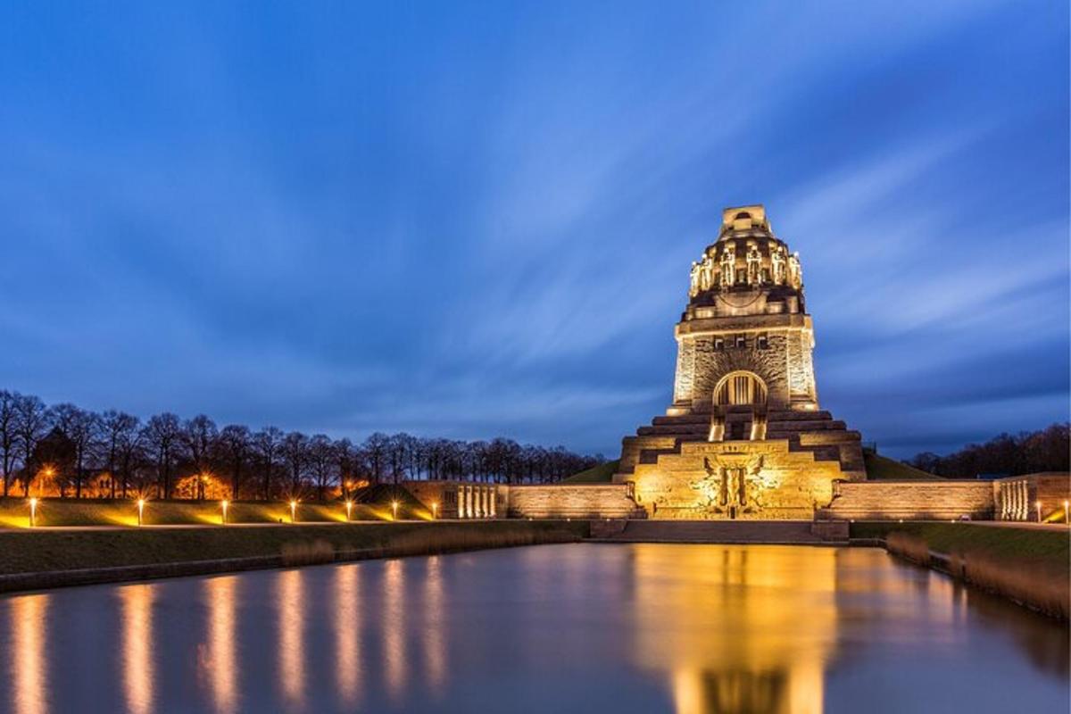 un edificio con una torre accanto a uno specchio d'acqua
