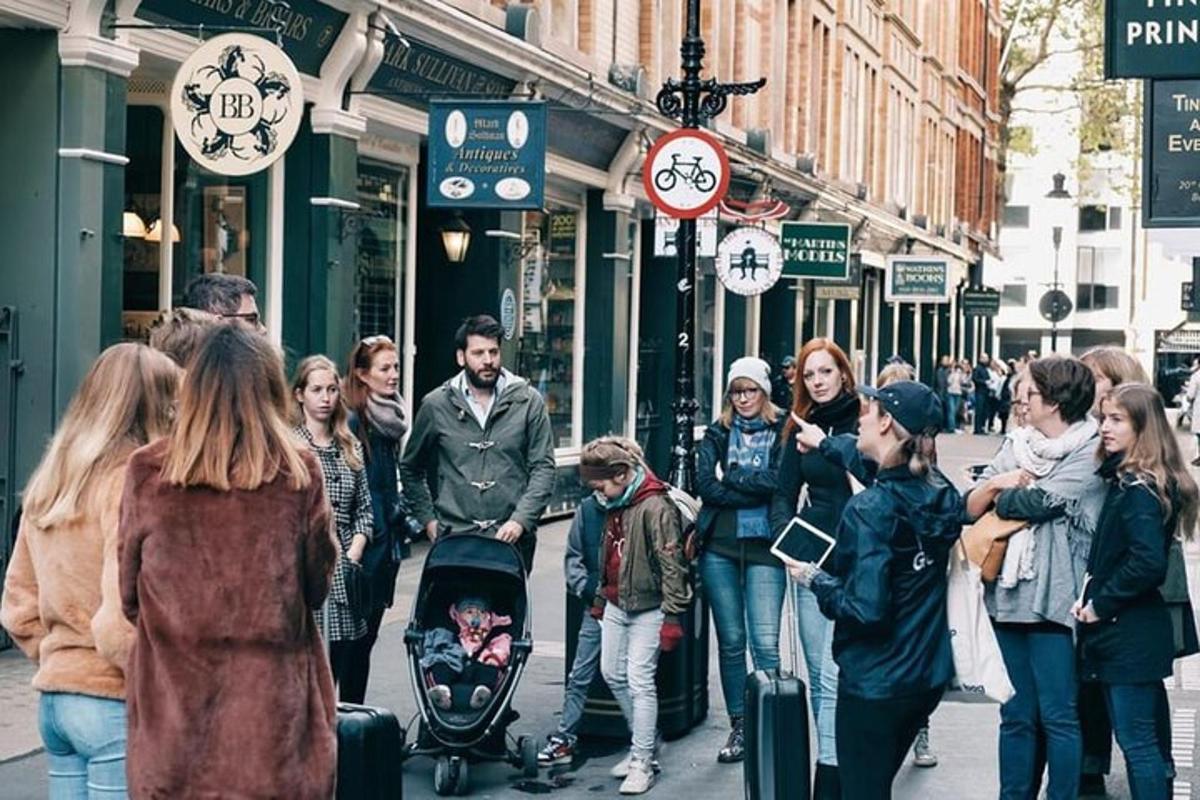 een groep mensen die door een drukke stadsstraat loopt