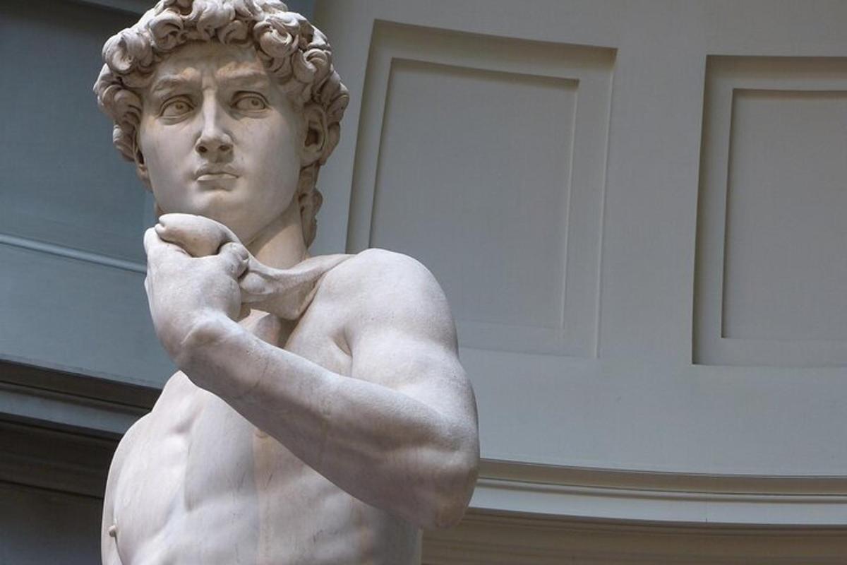 Una estatua de un busto de un hombre con su mano en posición defensiva.