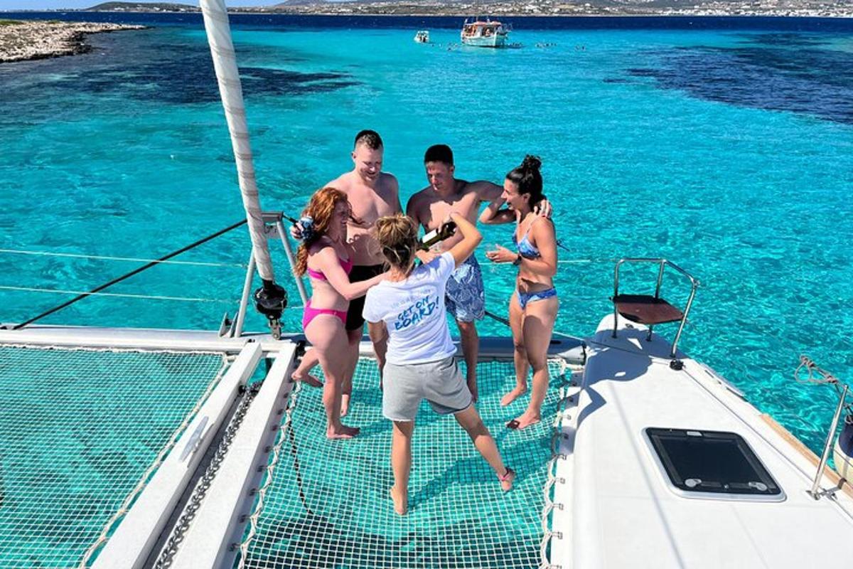 een groep mensen op een boot in het water