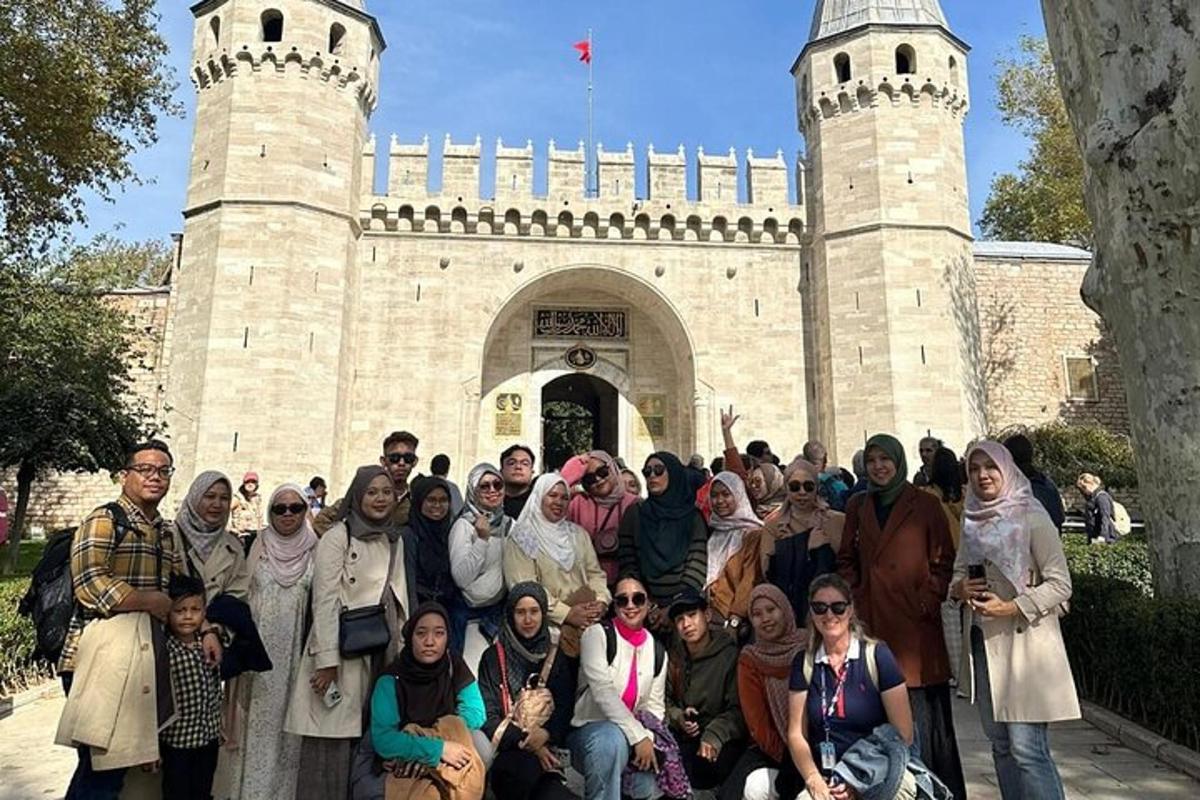 un gruppo di persone in posa davanti a un edificio