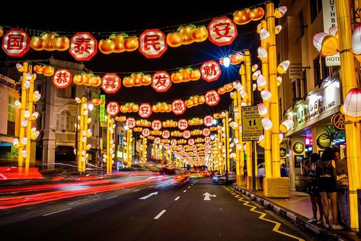 jalan kota dengan tanda dan lampu Cina