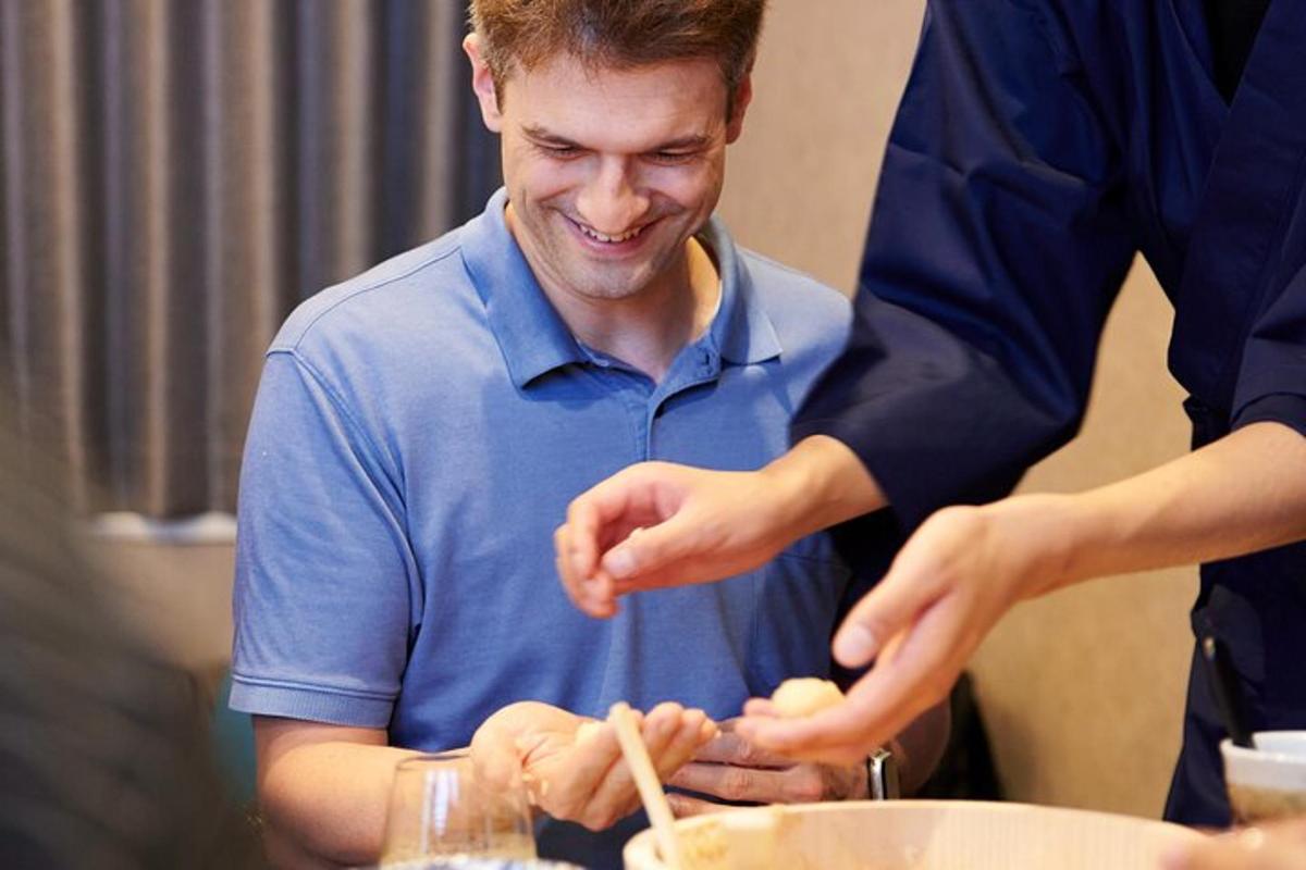un homme prépare de la nourriture dans une cuisine