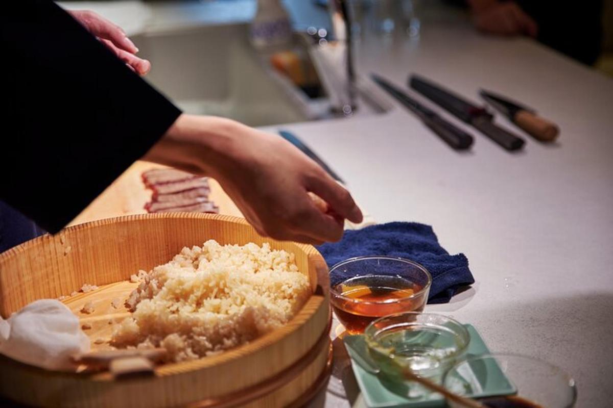 une personne prépare un plat de nourriture sur un comptoir