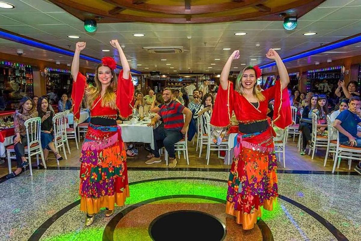 dues noies ballant en una festa amb els braços enlaire