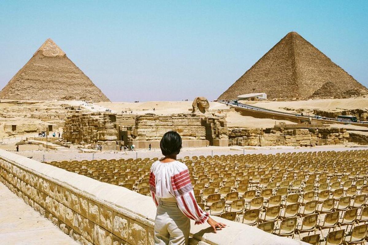 ženska, ki stoji na robu piramide in gleda