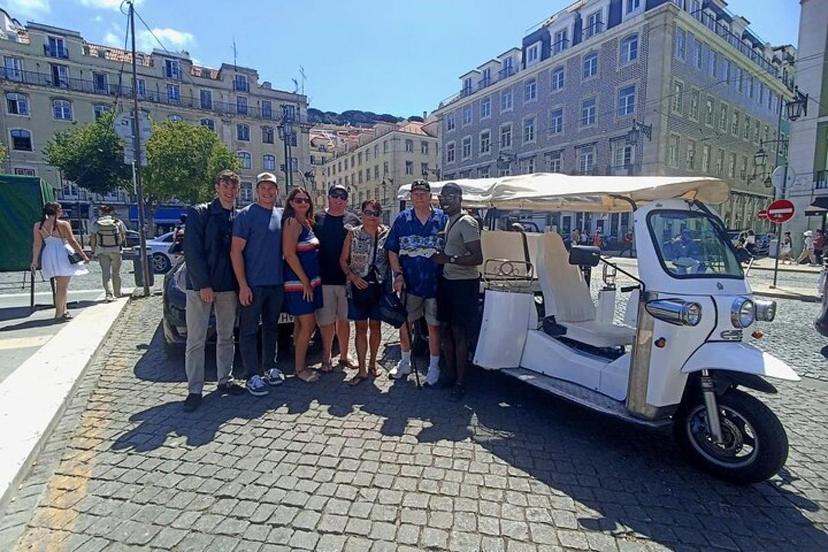 skupina lidí stojící vedle golfového vozíku