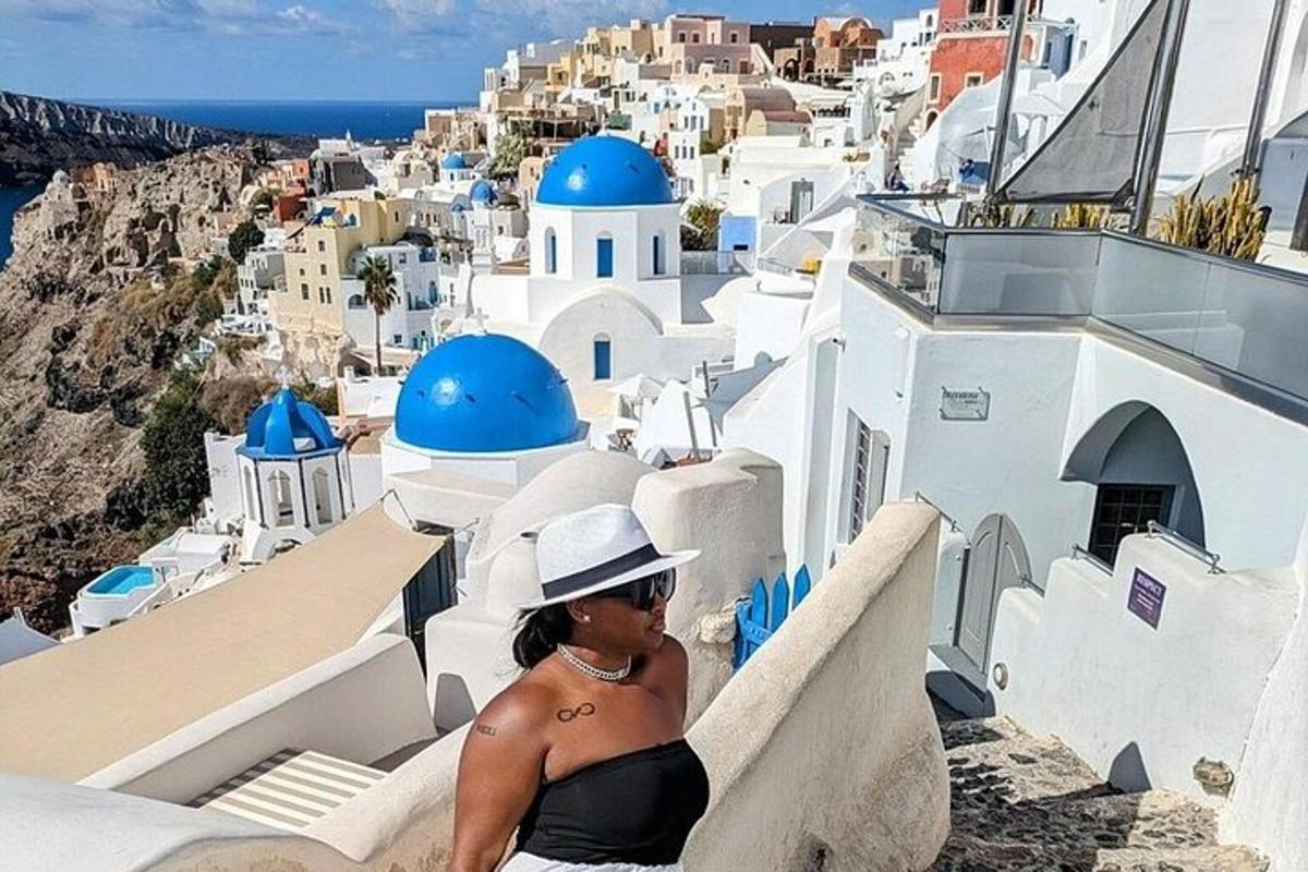 Μια γυναίκα με καπέλο κάθεται σε ένα περβάζι κοιτάζοντας μια πόλη