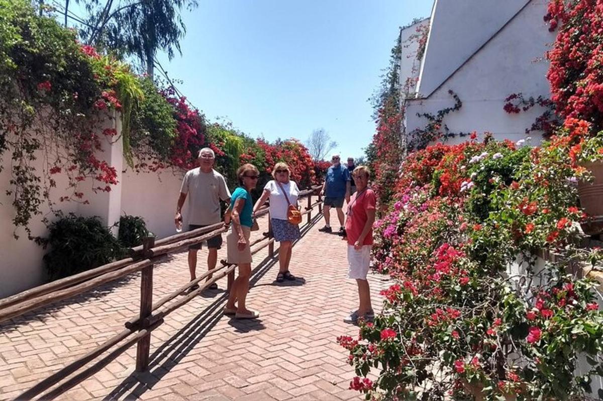 un gruppo di persone in piedi davanti a un giardino