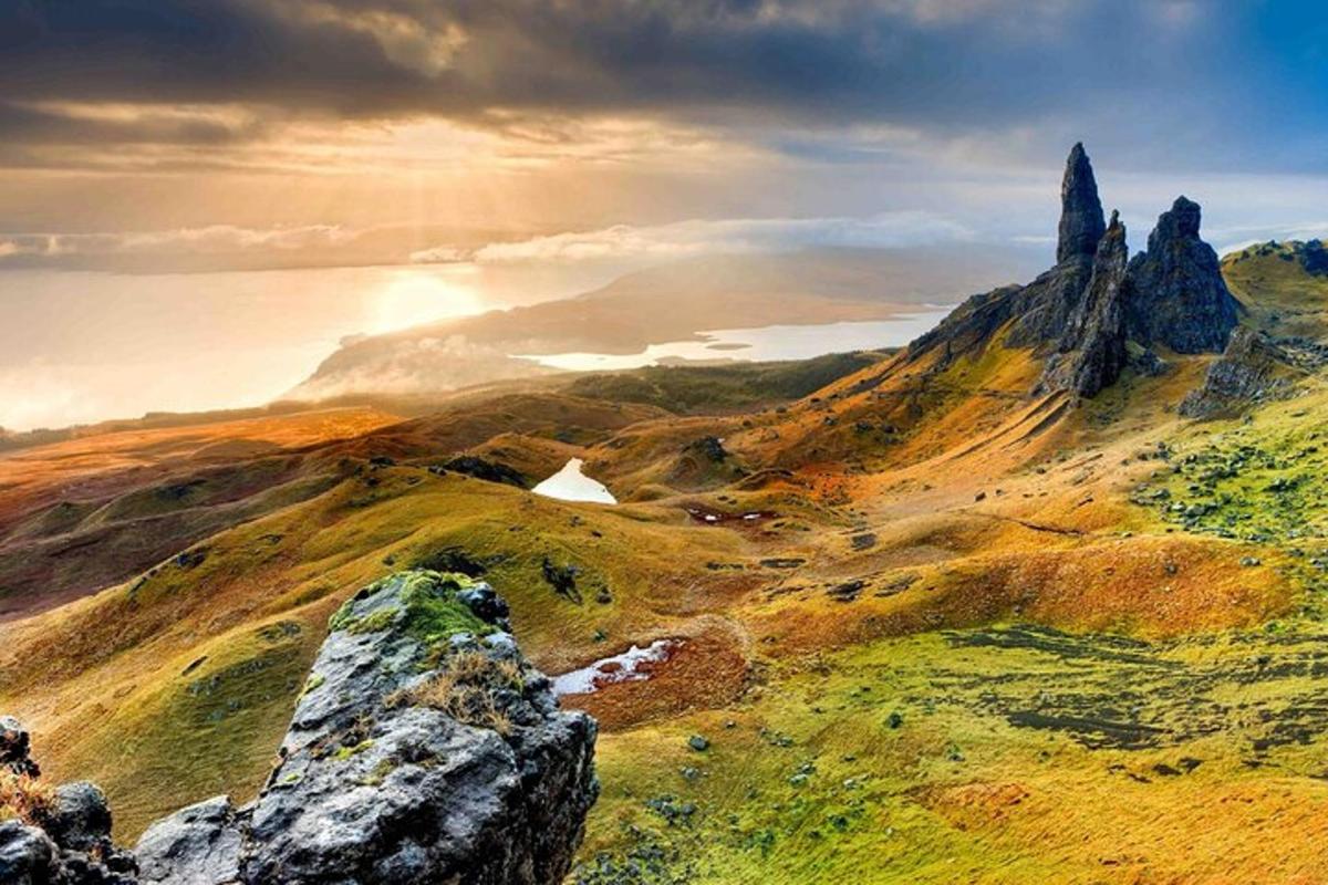una vista di una montagna con rocce in primo piano